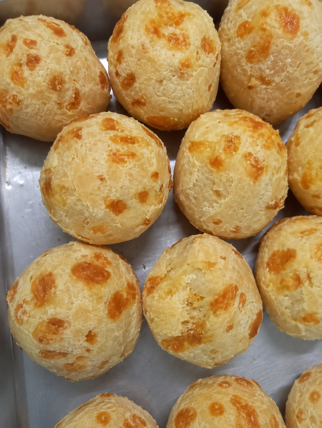 Pães de queijo recheados