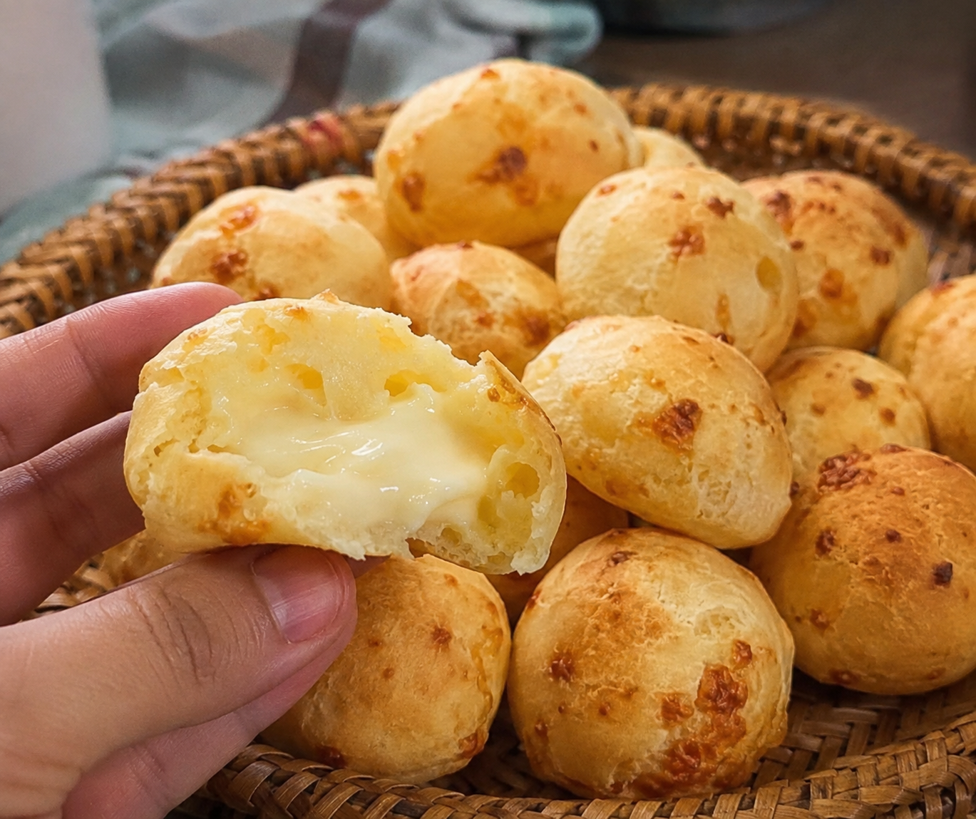 Pães de queijo sobre a mesa