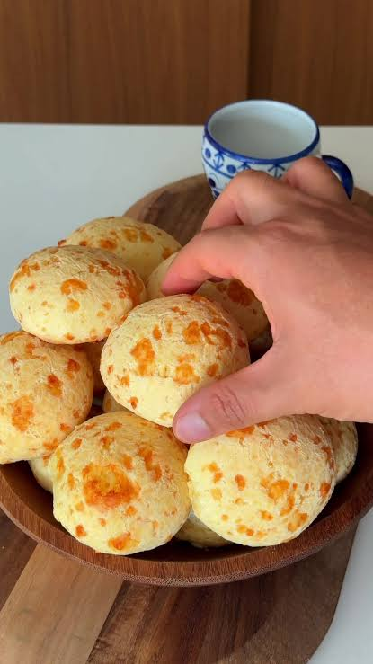 Pães de queijo servidos com café